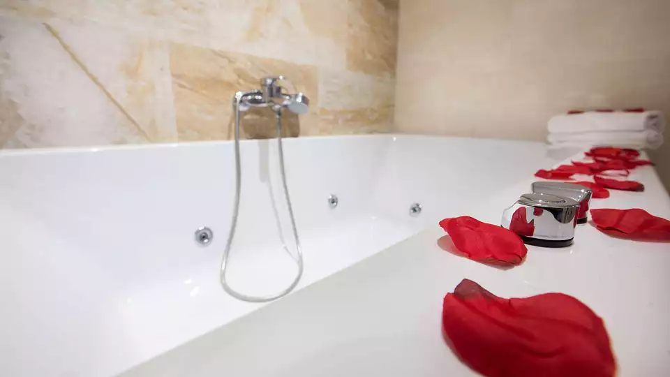 Romanticismo en Junior Suite con banera de hidromasaje y minibar gratuito en Murcia