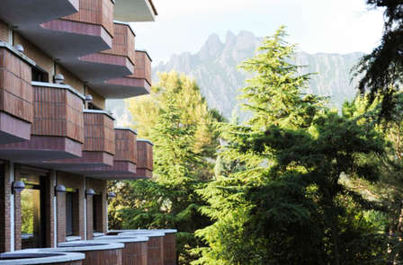 Omringd door het groen van het natuurpark Montserrat, in Barcelona