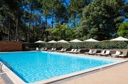 Ontspanningsuitje met uw voeten in het water in Lacanau