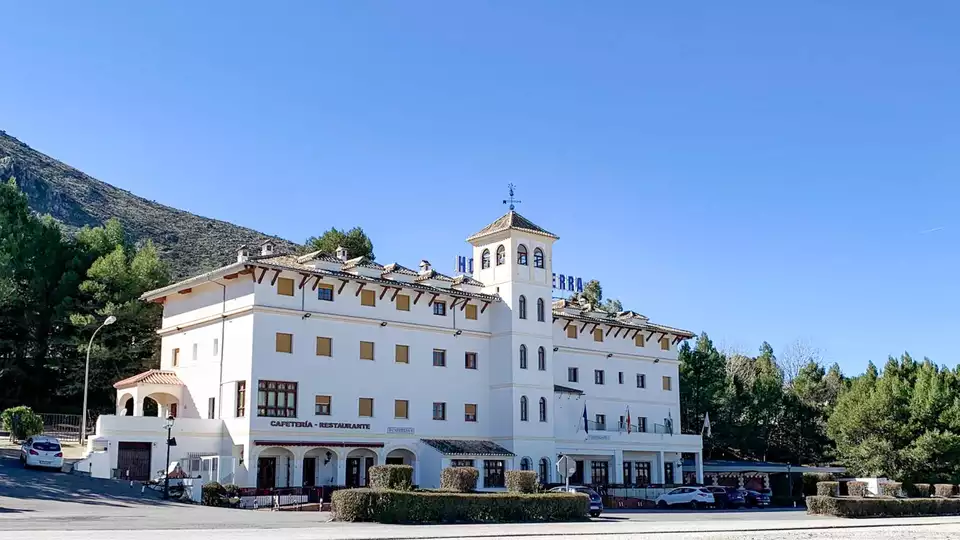 Escapada Romantica con cena y jacuzzi privado en Suite cerca de Antequera
