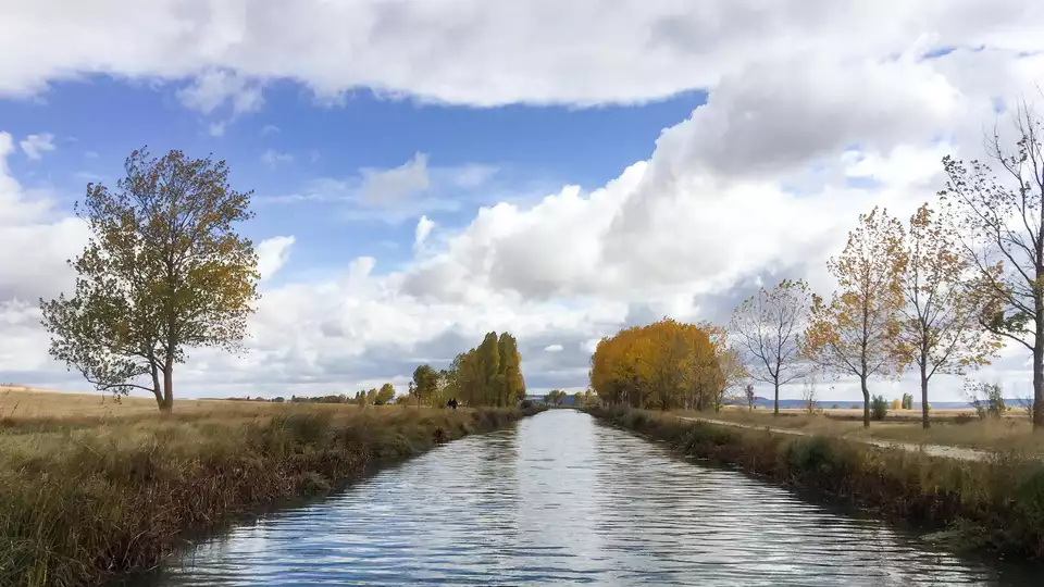 Escapada con paseo en barco por el canal de Castilla y visita al pueblo de Fromista desde noches