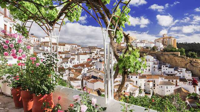 Escapada con visita guiada, bombones y botella de cava a dos pasos de la playa de Cádiz