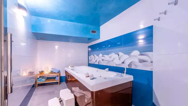 Suite avec dîner, bouteille de cava, spa, traitement et départ tardif