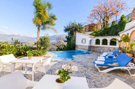 Détendez-vous avec vue sur le réservoir de la Viñuela, bouteille de cava et spa privé !