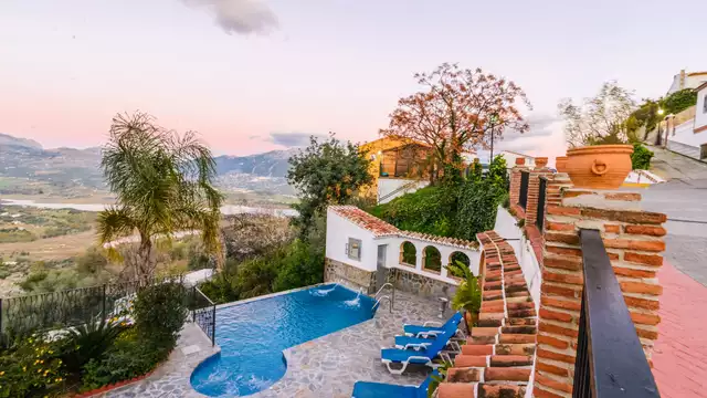 Escapada a las afueras de Malaga en Junior Suite con desayuno y cava