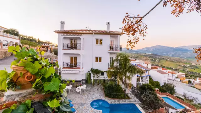 Escapada a las afueras de Malaga en Junior Suite con desayuno y cava