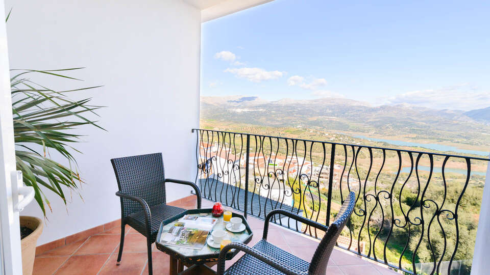 Escapada a las afueras de Malaga en Junior Suite con desayuno y cava