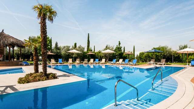 ¡Adelántate al verano! Escapada con desayuno, copa y piscina en Alcalá de Henares