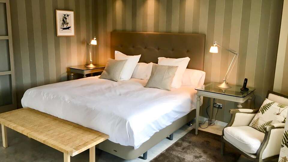 Escapada en el centro de Oviedo en una gran suite de lujo con hidromasaje