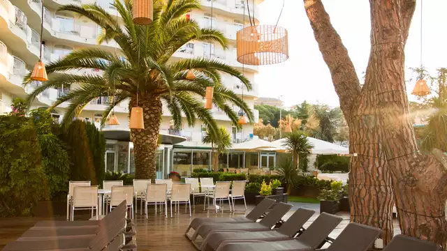 Media pensión en hotel muy cerca de las maravillosas playas de Lloret de Mar