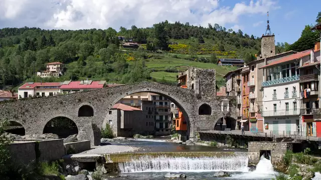 Escapade romantique; avec champagne, chocolats et décoration au cœur de la vallée de Camprodon