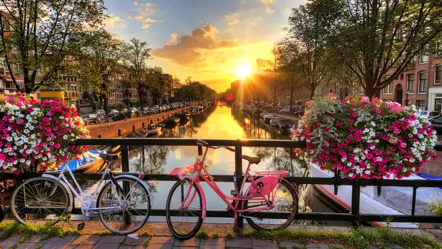 Ontdek Amsterdam, het Venetië van het Noorden, met het hele gezin