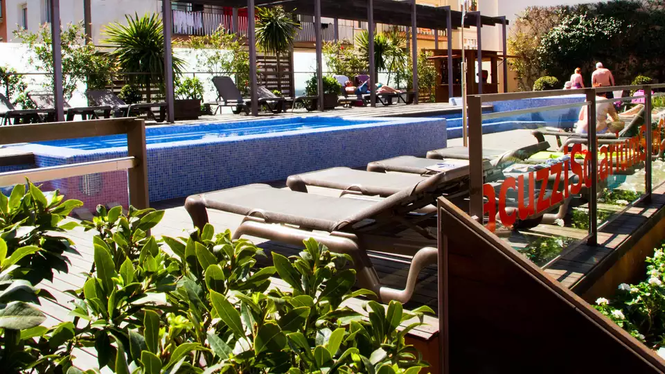 Tranquillite en demi pension pres des eaux cristallines sur la Costa Brava a partir de nuits