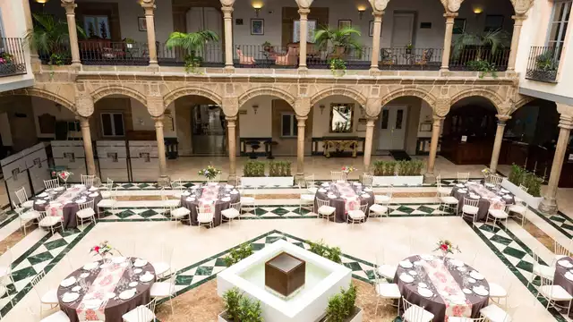 Hotel de lujo en frente de la Catedral de Avila con desayuno incluido