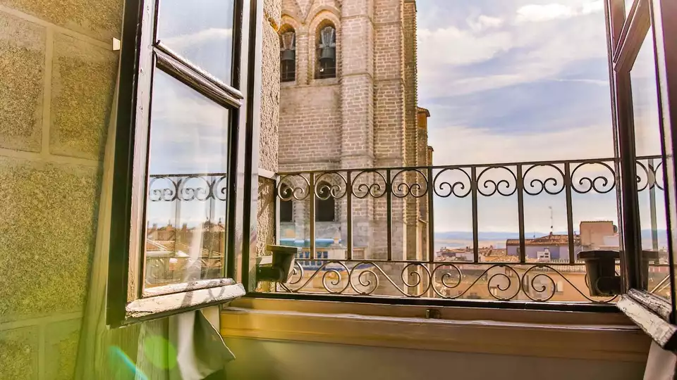 Hotel de lujo en frente de la Catedral de Avila con desayuno incluido
