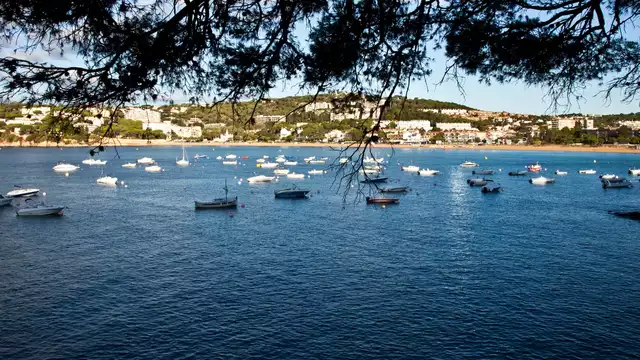 Relájate en la Costa Brava en habitación con terraza, desayuno y acceso a la zona relax