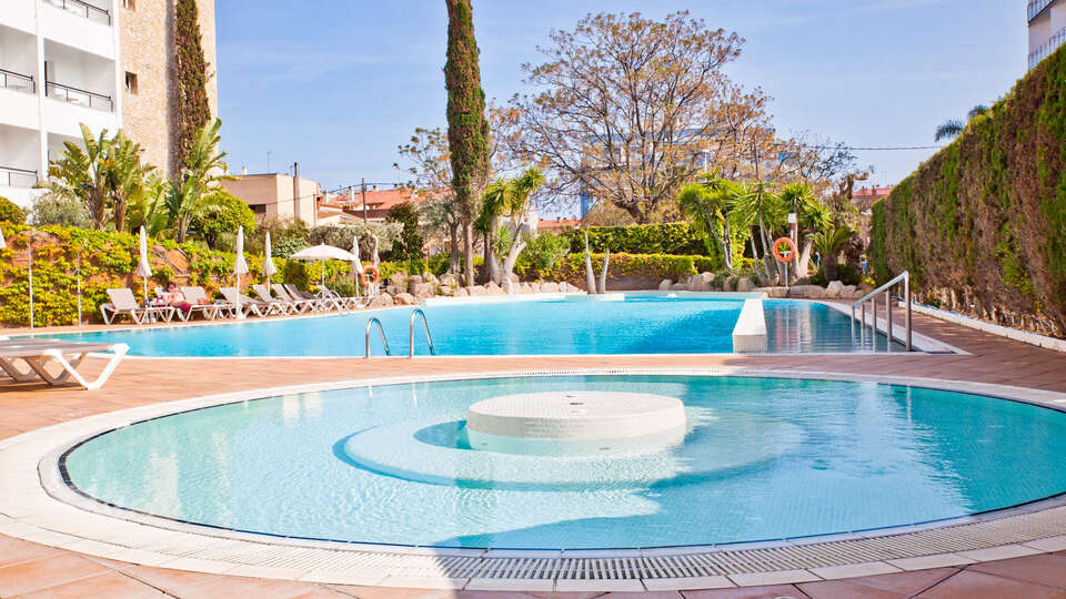 Desayuna a pie de playa en Pineda de Mar con desayuno incluido y vista piscina
