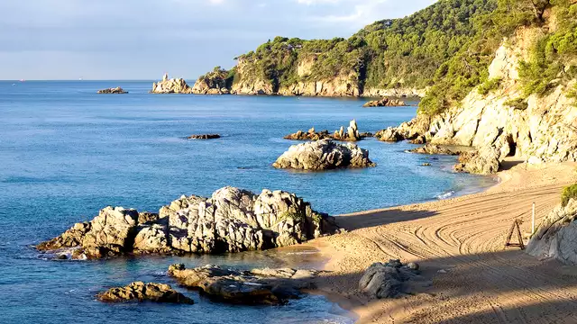 Playas paradisíacas y vida nocturna en Lloret de Mar