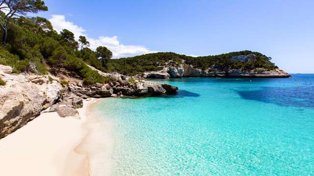 Descubre el encanto de Menorca en pareja, con desayuno y botella de cava incluida