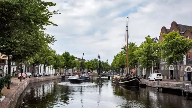 Ontspan in een ruime suite en ontdek de geschiedenis van Den Haag