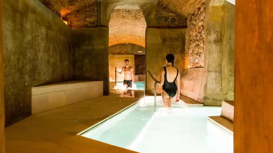 Escapada Premium Relax total Sesion de Spa privado con cava bombones y masaje de minutos