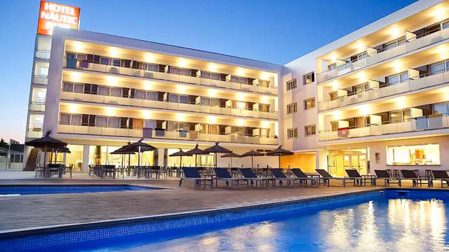 Colazione in hotel con vista piscina a Platja d'Aro