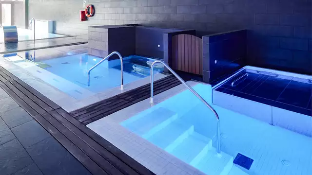 100% bien-être: accès thalasso, massage et bouteille de cava près de la plage