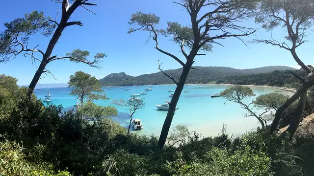 Adem de gejodeerde lucht van de zee in aan de rand van Fréjus