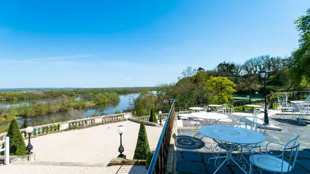 Descubrimiento de bodega y champán en el castillo cerca de Saumur