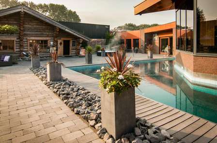 Heerlijk genieten in het gezellige Tilburg en ontspannen in Spapuur