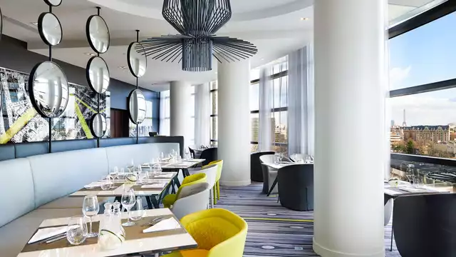 Elegantie met diner in een viersterrenhotel met uitzicht op Parijs.