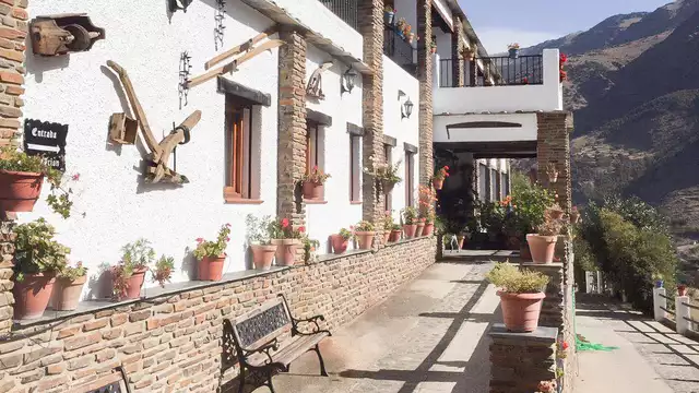 Escapada con botella de vino y visita al secadero de jamones de Trevelez