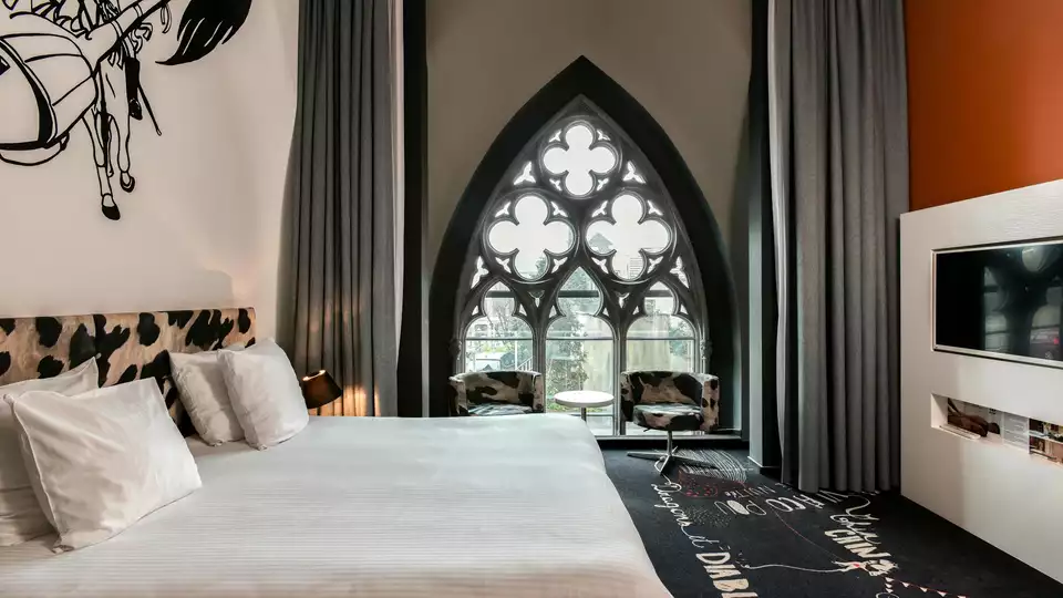 Laissez-vous seduire par le style ecclesiastique de la chambre et minutes spa prive