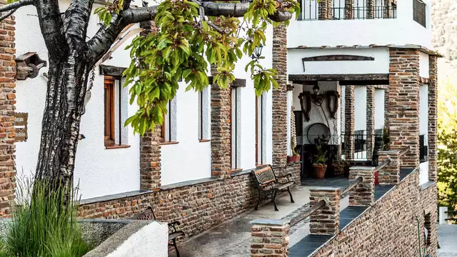 Escapada con botella de vino y visita al secadero de jamones de Trevelez