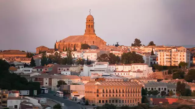 Romantisch uitje: Suite met bubbelbad in de kamer, in Baeza