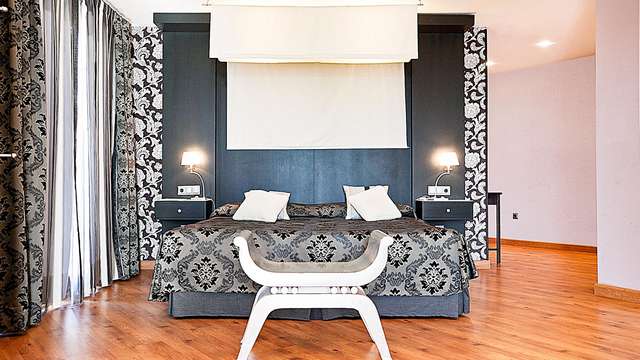 Escapada Romántica en suite con Bañera hidromasaje en la habitación y cava en Baeza