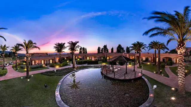 Inmersos en la naturaleza calabresa: estancia en un resort de encanto.