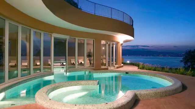 SPA y panorama sobre el Estrecho: vive la elegancia de Altafiumara Resort.