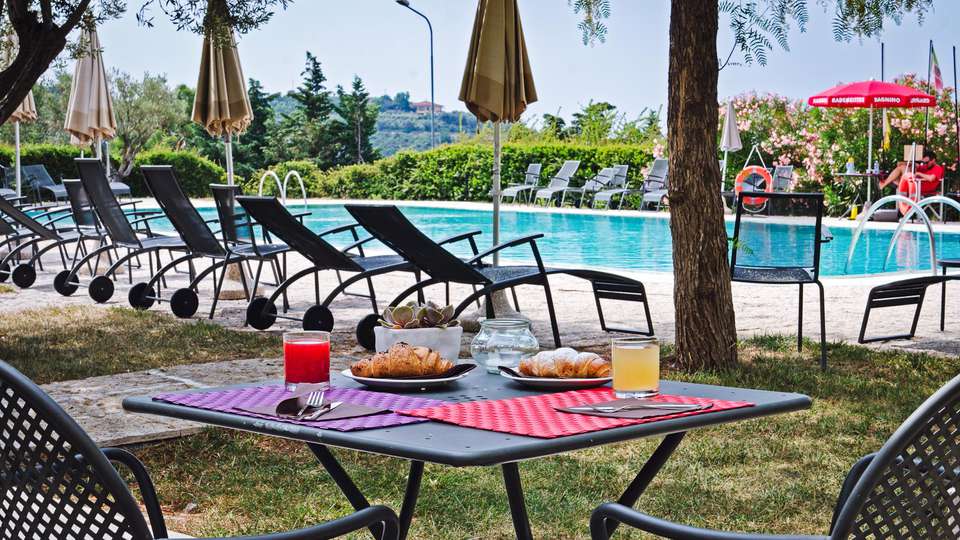 Weekend in Liguria Resort con piscina tra le colline e il mare