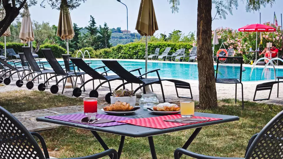 Weekend in Liguria Resort con piscina tra le colline e il mare