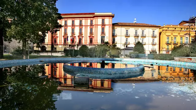 Escapada romántica en Campania en la habitación con jacuzzi y botella de prosecco