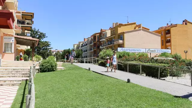 Vacaciones familia en la Costa Brava con pensión completa en apartamento para 4 personas