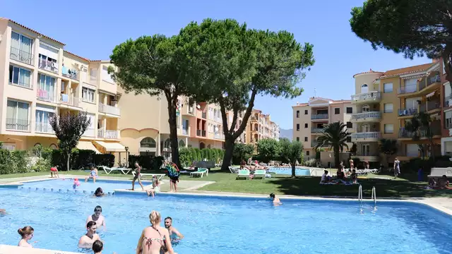 Vacaciones familia en la Costa Brava con pensión completa en apartamento para 4 personas