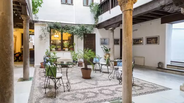 Black Week Special: Verblijf in Granada aan de voet van het Alhambra in een typisch Moors hotel