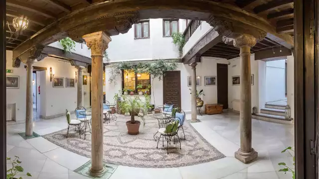 Black Week Special: Verblijf in Granada aan de voet van het Alhambra in een typisch Moors hotel