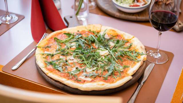 Disfruta de una deliciosa pizza y una botella de vino en la zona verde de los alrededores de Brujas
