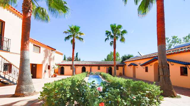 Escapada Romántica con bañera hidromasaje, cava y bombones en un entorno natural cerca de Antequera