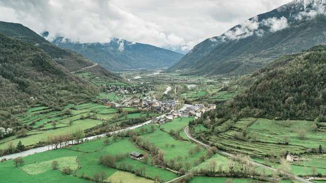 Encanto a los pies de los Pirineos en Fiscal con desayuno y cama doble