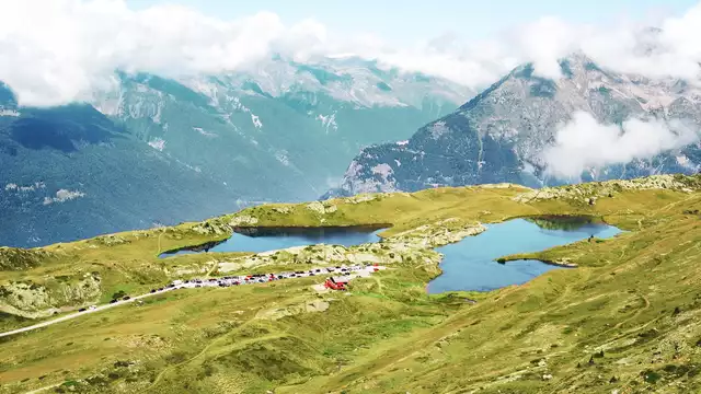 Brindisi ai piedi della montagna