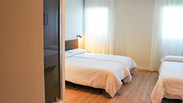 Escapada en habitación triple con desayuno y piscina en Granada